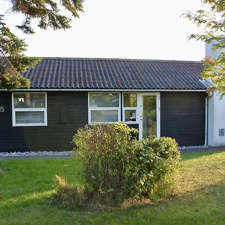 Holzhaus-mit-sauna-und-panoramablick-auf-die-ostsee *