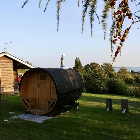 Holzhaus-mit-sauna-und-panoramablick-auf-die-ostsee