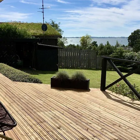 Holzhaus-mit-sauna-und-panoramablick-auf-die-ostsee *
