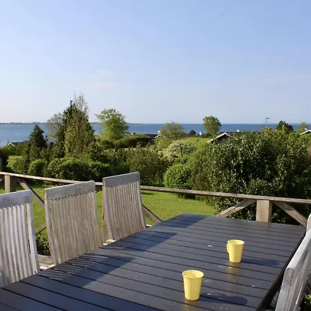 Holzhaus-mit-sauna-und-panoramablick-auf-die-ostsee Brolo