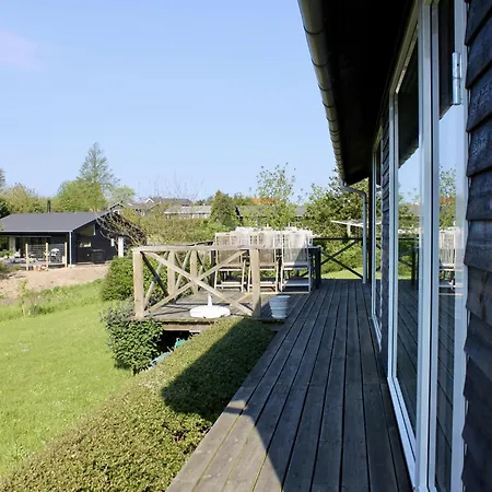 Holzhaus-mit-sauna-und-panoramablick-auf-die-ostsee
